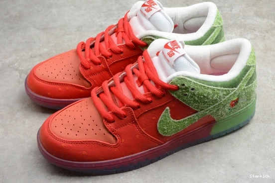 low"strawberry SB CW7093-601 cough" Dunk Nike 0108